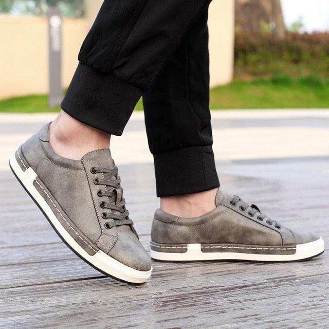Fashion Leather Mens Shoes Soft High Quality Mens Casual Shoes Flat Footwear Classic Black White Men Fashion Walking Shoes Comfortable Modern Design